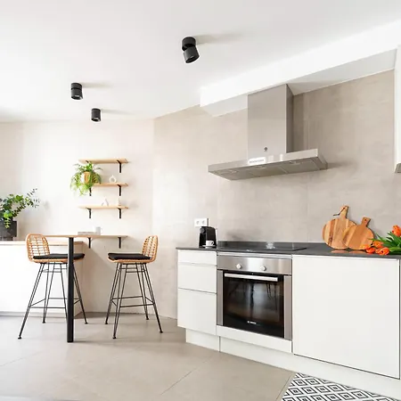 ☆centric Spacious⎮7 Balconies⎮brand New ⎮aircon ☆ דירה